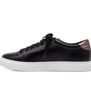 Lisa Vicky Classic Leather Sneaker Black/ Nappa/Metallic color size 9
